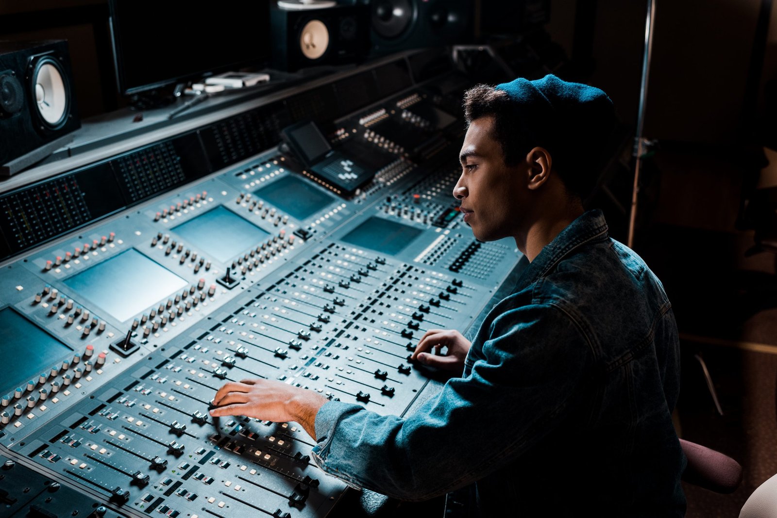 Menciptakan Dunia yang Terdengar: Mengupas Tuntas Seni Sound Design