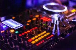 Menyelami Dunia Sound Mixing: Seni Menghidupkan Audio